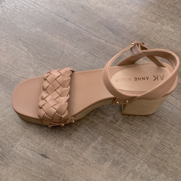 NWOT ANNE KLEIN LORIS WOVEN ANKLE STRAP PLATFORM SANDAL IN COGNAC. SZ.10 - Picture 2 of 4
